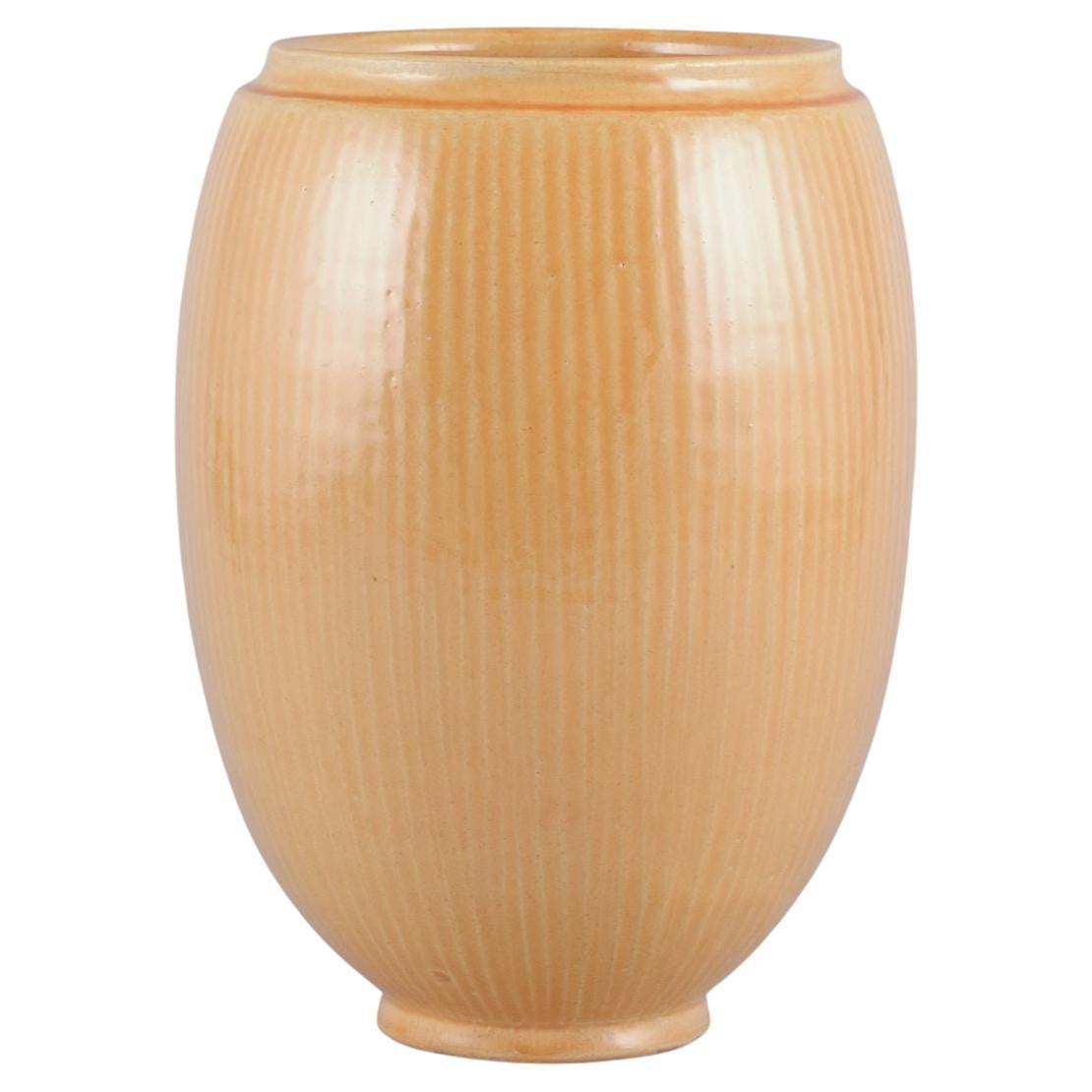 Svend Hammershøi per Kähler, Danimarca. Grande vaso in ceramica con smalto all'uranio.