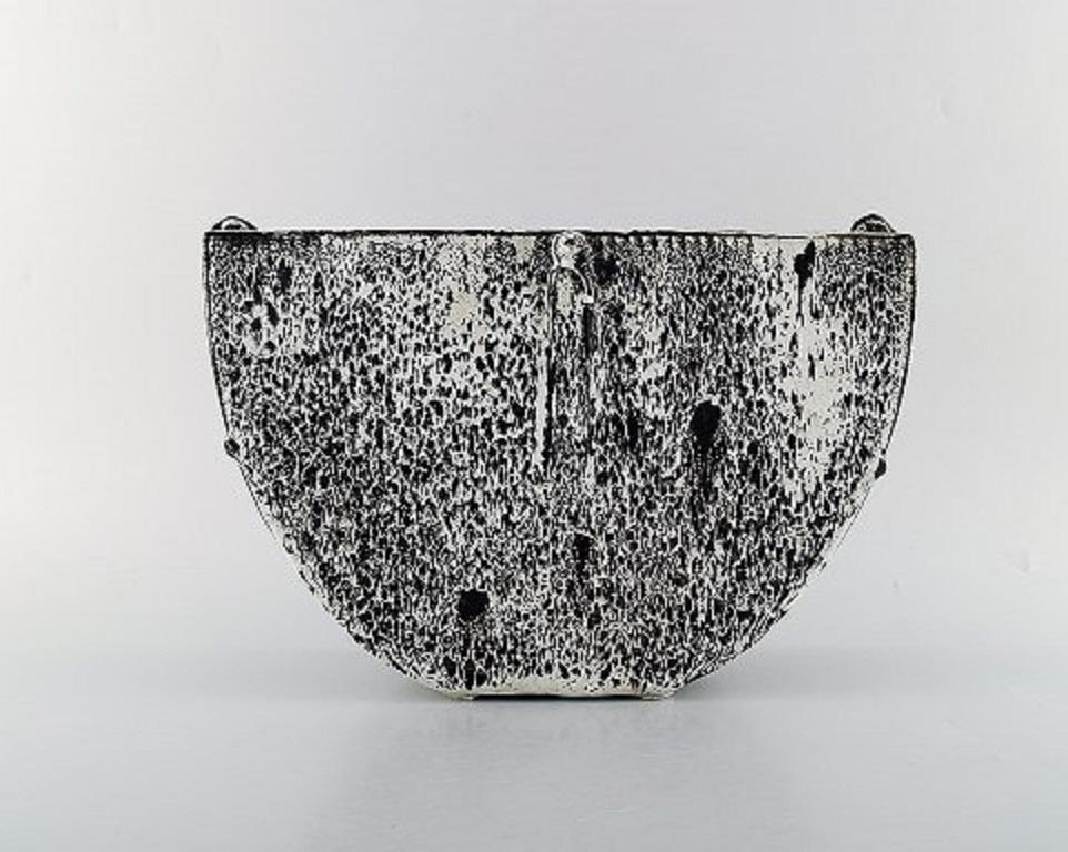 Svend Hammershøi for Kähler, Denmark. Large glazed flower basin / jardinière in beautiful black and white double glaze, 1930s.
Measures: 31.5 x 19 cm.
Stamped.
In very good condition.