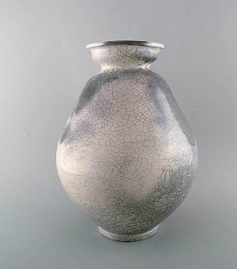 Svend Hammershøi for Kähler, Denmark. Large impressive vase in glazed stoneware. Beautiful gray black double glaze, 1930s-1940s.
Measures: 37 x 30 cm.
Stamped.
In very good condition.