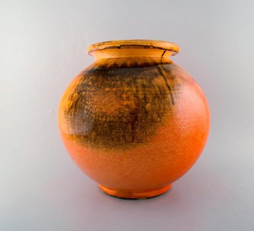 Svend Hammershøi for Kähler, Denmark. Large round vase in glazed stoneware. Beautiful orange uranium glaze, 1930s-1940s.
Measures: 38.5 x 34.5 cm.
Stamped.
In very good condition.

 