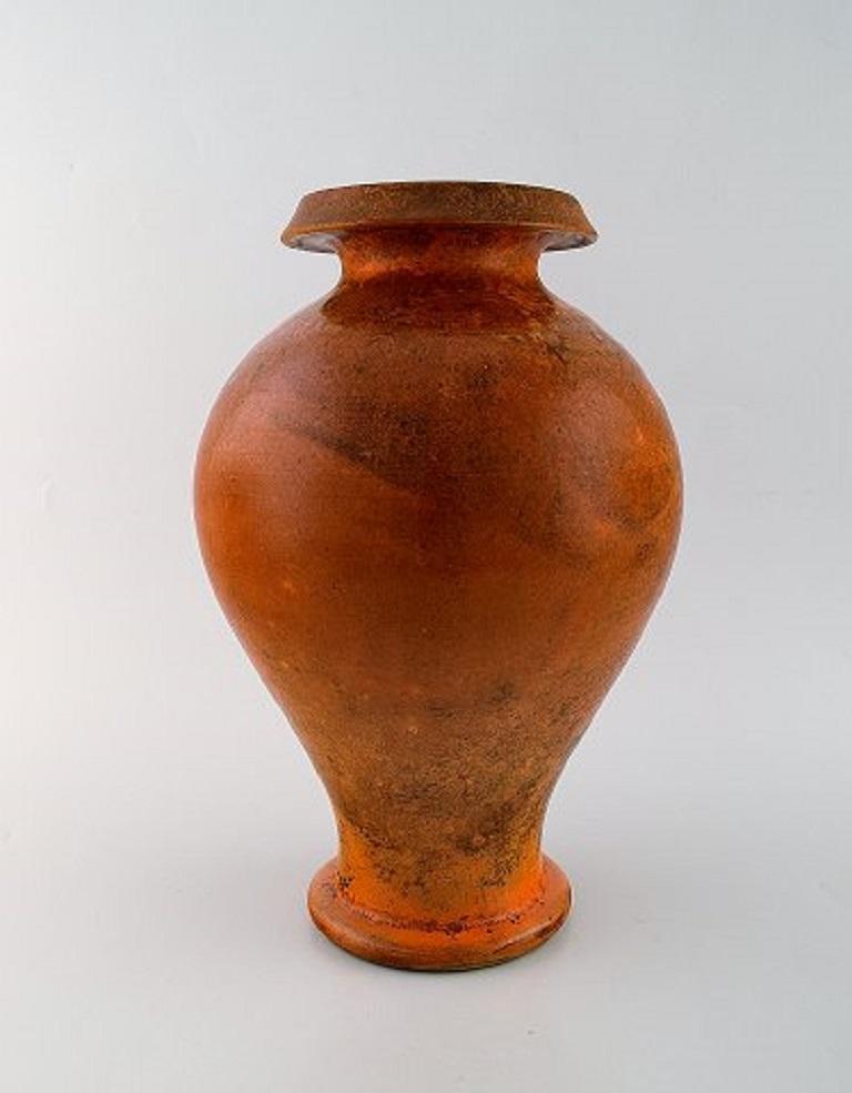Svend Hammershøi for Kähler, Denmark. Large vase in glazed stoneware. Beautiful orange uranium glaze, 1930s-1940s.
Measures: 33 x 23 cm.
Stamped.
In very good condition.
