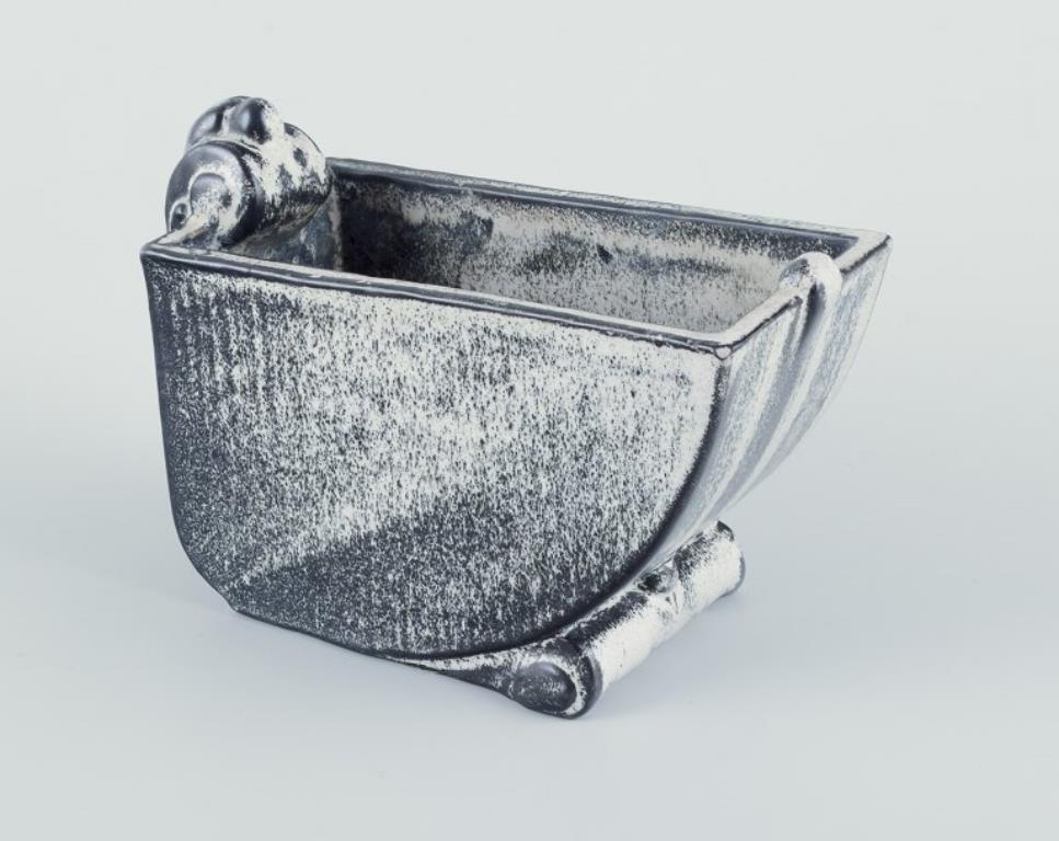 Svend Hammershøi pour Kähler, Danemark.
Rare pot à fleurs Art Déco en céramique.
Double vitrage gris noir. 
Fait à la main.
1930s.
Marqué.
Parfait état.
Dimensions : L 16,0 cm. x H 12,0 cm : L 16,0 cm. x H 12,0 cm.