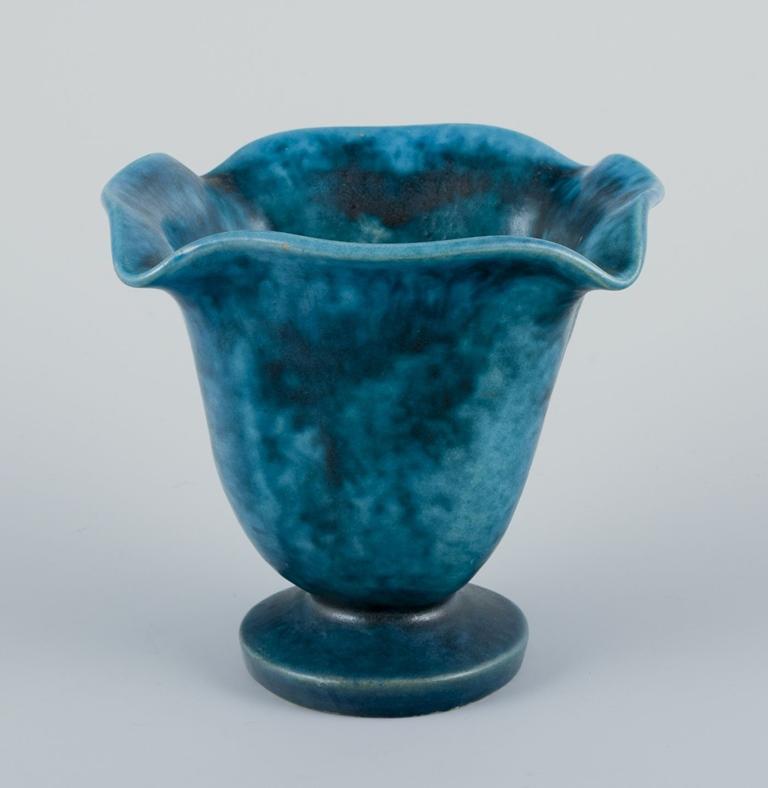 Danois Svend Hammershøi pour Kähler, Danemark. Petit vase en céramique de forme organique. en vente