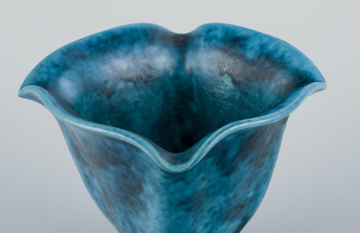 Vernissé Svend Hammershøi pour Kähler, Danemark. Petit vase en céramique de forme organique. en vente