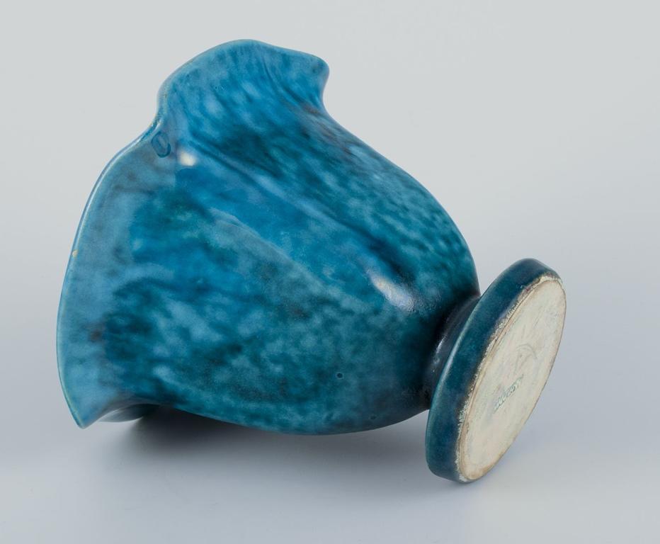 Svend Hammershøi pour Kähler, Danemark. Petit vase en céramique de forme organique. Excellent état - En vente à København, Copenhagen