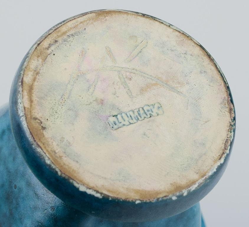 Milieu du XXe siècle Svend Hammershøi pour Kähler, Danemark. Petit vase en céramique de forme organique. en vente