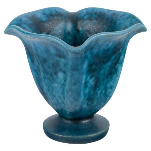 Svend Hammershøi pour Kähler, Danemark. Petit vase en céramique de forme organique.