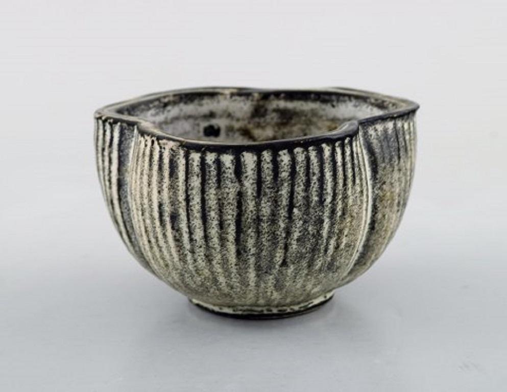 Svend Hammershøi for Kähler, Denmark. Small vase / bowl in glazed stoneware. Beautiful gray black double glaze, 1930s-1940s.
Stamped.
In good condition.
Measures: 9 x 5 cm.

      
