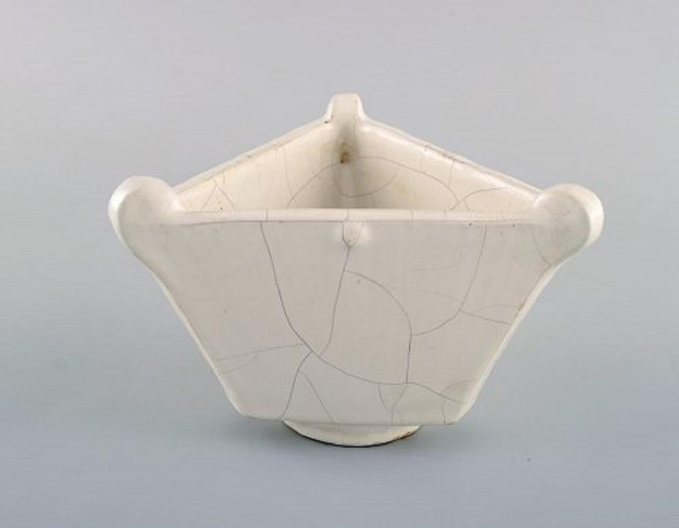 Svend Hammershøi for Kähler, Denmark. Triangular vase in glazed stoneware, 1930s-1940s.
Stamped.
In very good condition.
Measures: 15.5 x 9.5 cm.