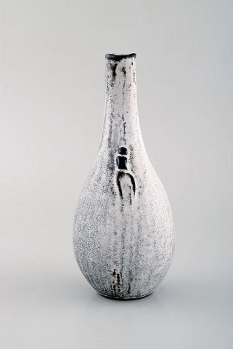 Svend Hammershøi for Kähler, Denmark. Vase in glazed stoneware. Beautiful gray black double glaze, 1930s-1940s.
Stamped.
In very good condition.
Measures: 15 x 6.5 cm.