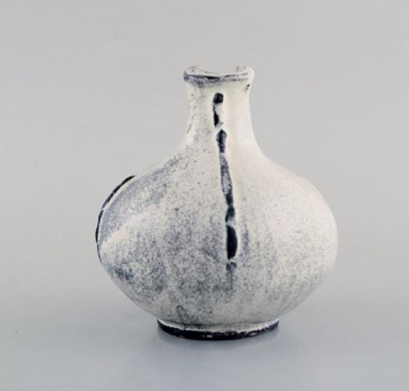 Svend Hammershøi for Kähler, Denmark. Vase in glazed stoneware. Beautiful gray black double glaze, 1930s-1940s.
Stamped.
In very good condition.
Measures: 12 x 11 cm.