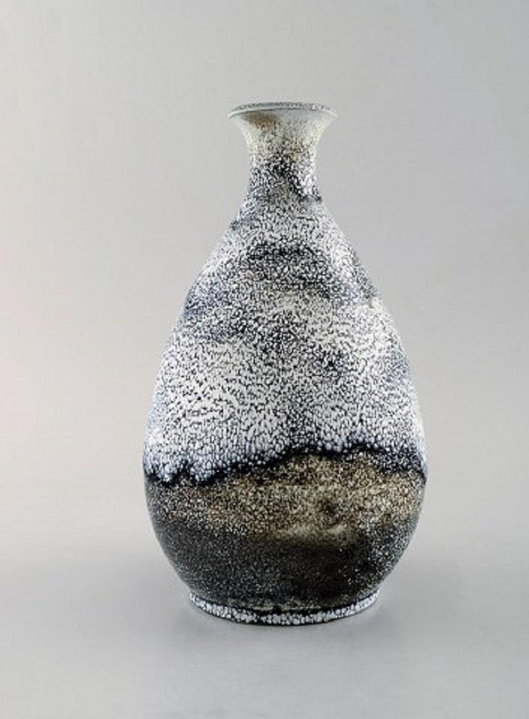Svend Hammershøi for Kähler, Denmark. Vase in glazed stoneware. Beautiful gray black double glaze, 1930s.
Measures: 22 x 13.5 cm.
Stamped.
In very good condition.