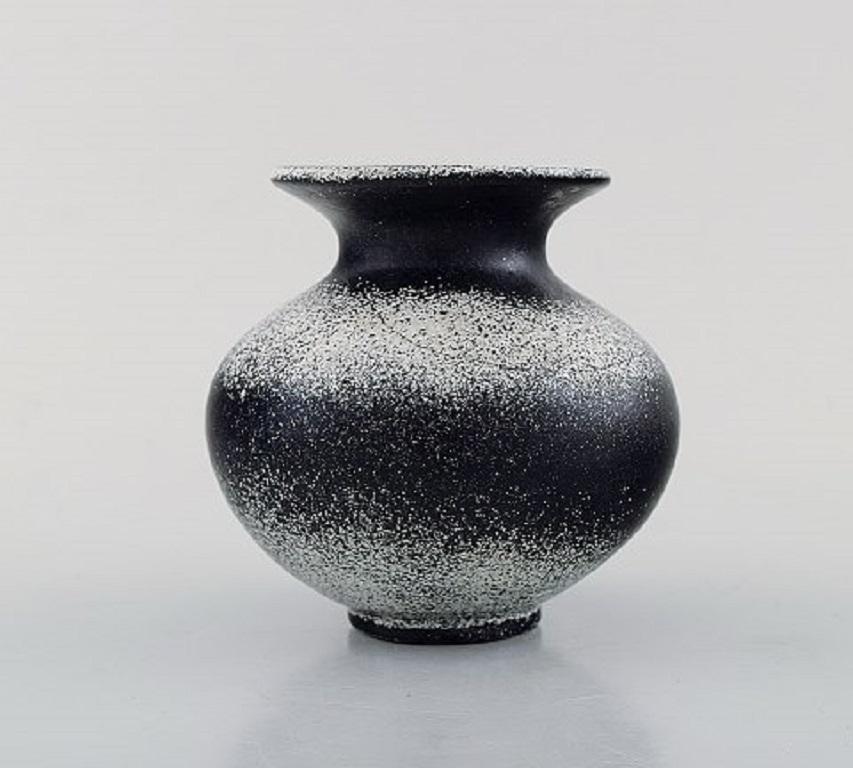Svend Hammershøi for Kähler, Denmark. Vase in glazed stoneware. Beautiful gray black double glaze, 1930s-1940s.
Stamped.
In very good condition.
Measures: 11 x 11 cm.