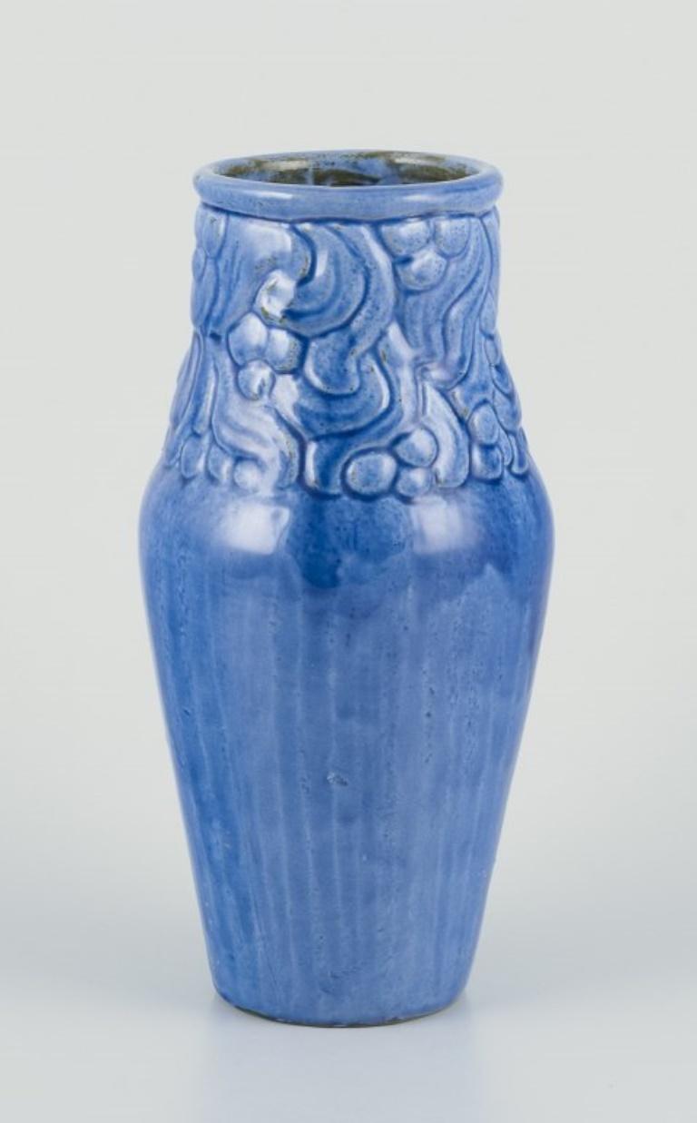 Svend Hammershøi pour Kähler. 
Vase décoratif ancien et rare.
Glaçage dans les tons de bleu. Avec ornementation de feuillage.
Circa 1915.
En parfait état.
Marqué.
Dimensions : Hauteur 27,0 cm. x Diamètre 12,5 cm.
