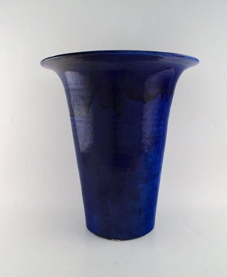 Svend Hammershøi for Kähler, HAK. Colossal floor vase with sgraffito glazed stoneware. Beautiful glaze in deep blue shades, 1930s-1940s.
Measures: 42.5 x 38 cm.
Stamped.
In very good condition.

  