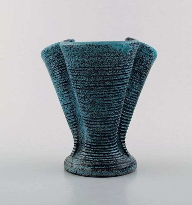 Svend Hammershøi for Kähler, HAK, glazed stoneware vase.
In perfect condition.
Beautiful blue / gray glaze.
Stamped.
Measures: 15 cm. x 14 cm.