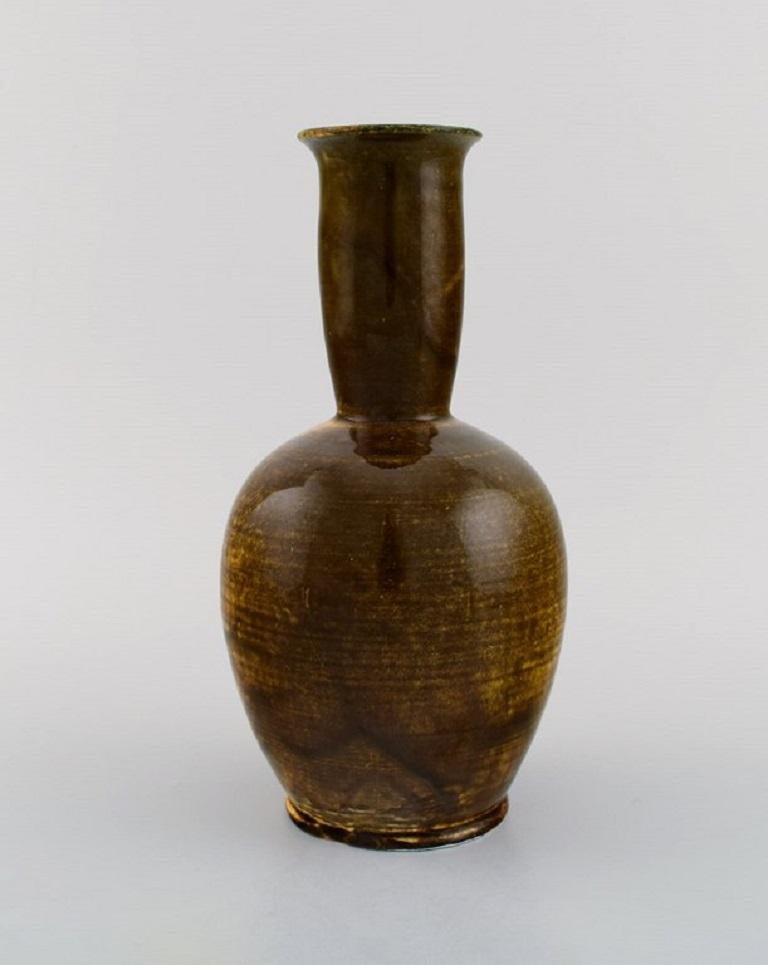 Svend Hammershøi for Kähler, HAK. Narrow neck vase in glazed stoneware. Beautiful yellow uranium glaze. 1930s / 40s.
Measures: 23 x 12 cm.
Signed.
In excellent condition.