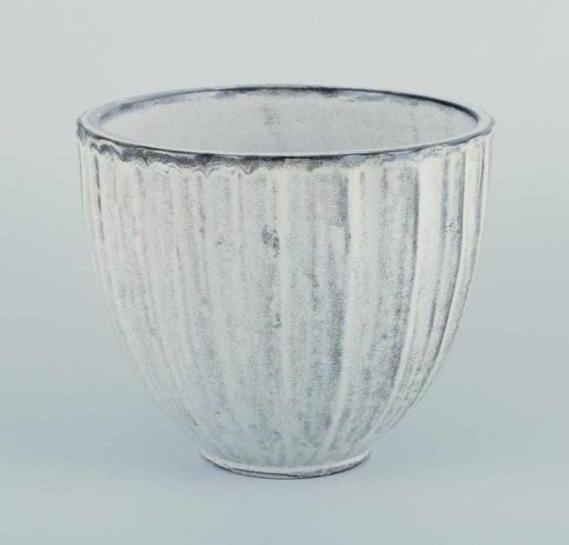 Svend Hammershøi (1873-1948) per Kähler.
Grande portavaso in ceramica con doppio smalto nero-grigio.
Approssimativamente degli anni 30/40.
Contrassegnato.
In perfette condizioni.
Dimensioni: Diametro 18,5 cm x Altezza 16,0 cm.
Provenienza: