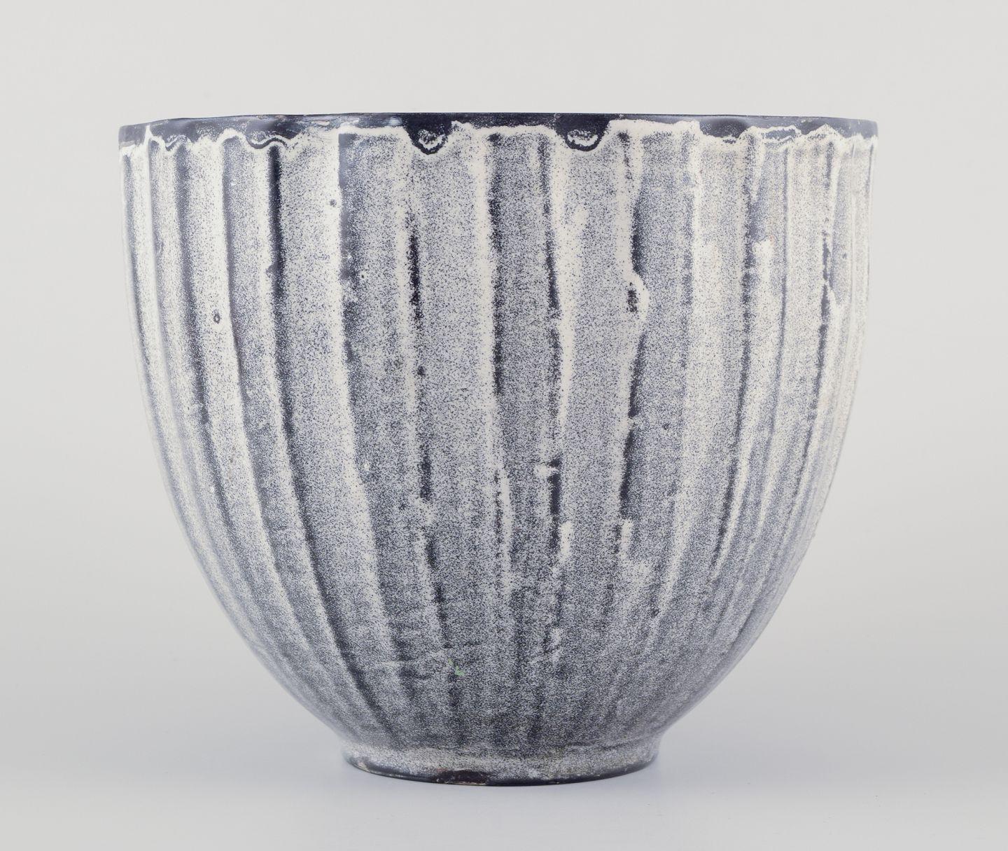 I PRODOTTI USATI SONO ESENTI DA TARIFFE DI IMPORTAZIONE PER I CLIENTI STATUNITENSI, BRITANNICI, AUSTRALIANI E CANADESI.   
PERTANTO, AL TUO ACQUISTO NON SI APPLICHERANNO TARIFFE DI IMPORTAZIONE. 

Svend Hammershøi per Kähler.
Vaso grande in ceramica