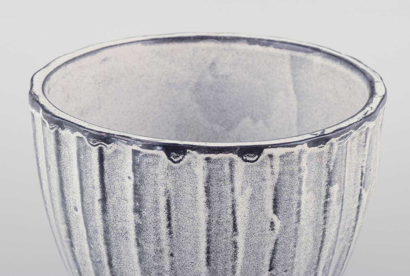 Art Déco Svend Hammershøi per Kähler. Vaso grande in ceramica per piante. Smalto nero-grigio in vendita
