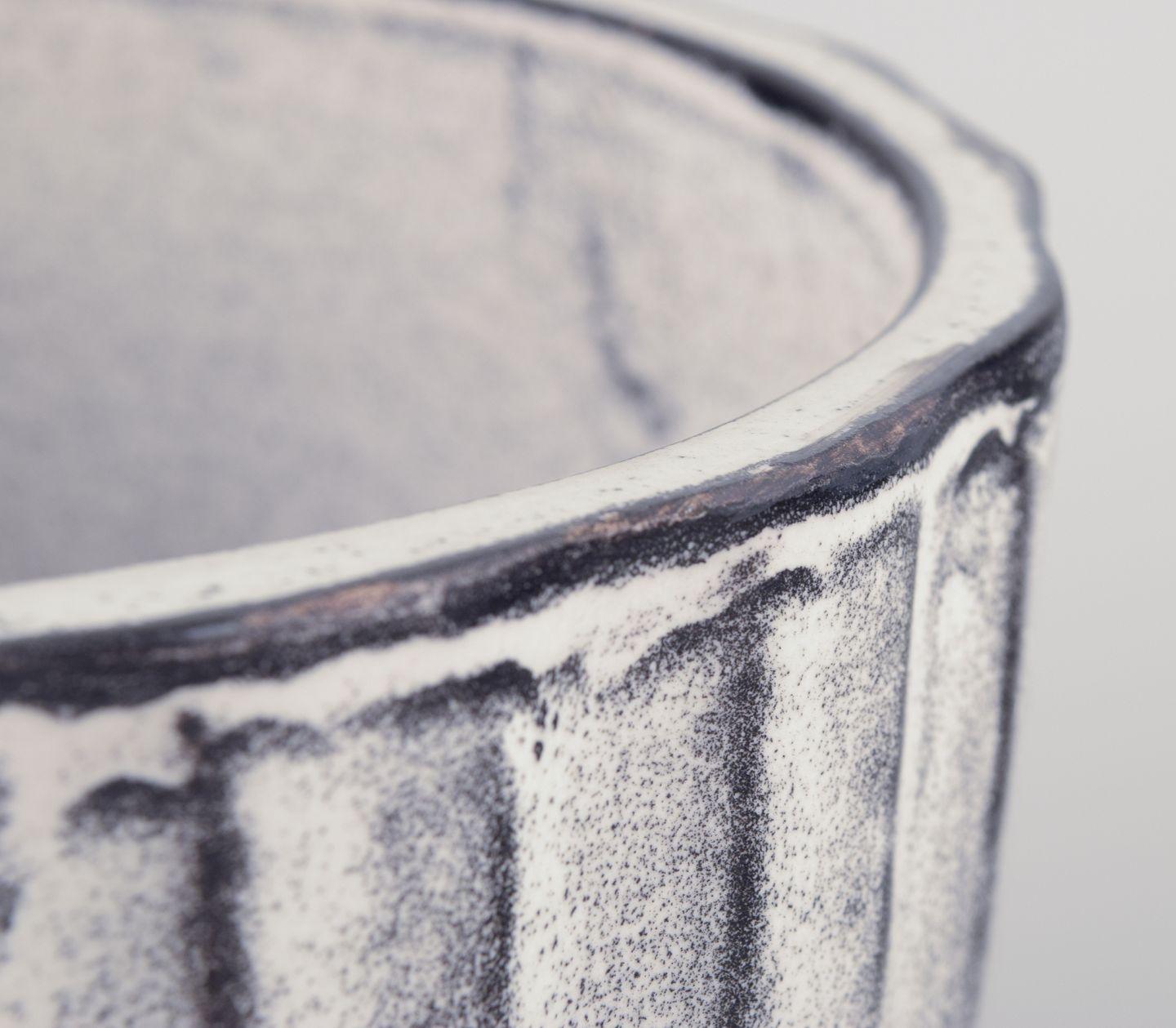 Svend Hammershøi per Kähler. Vaso grande in ceramica per piante. Smalto nero-grigio In condizioni ottime in vendita a København, Copenhagen