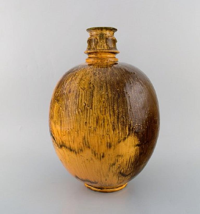 Svend Hammershøi for Kähler, HAK. Large vase in glazed stoneware with modelled snails on the neck.
Classic Hammershøi shape.
Beautiful uranium glaze.
1930s-1940s.
Measures: 37.5 x 25 cm.
Stamped.
In very good condition.