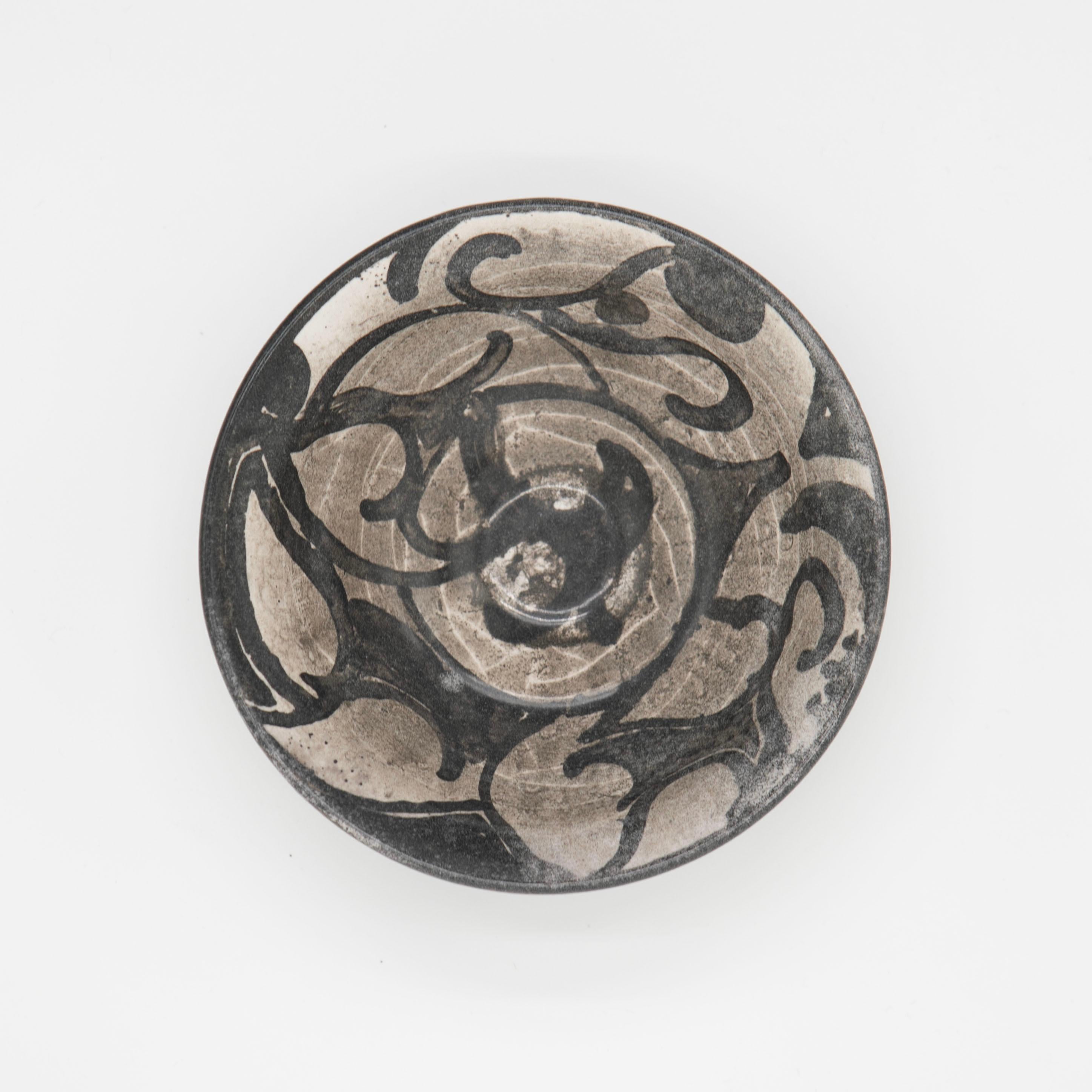Piccola ciotola in ceramica con smalto nei toni del grigio chiaro e scuro, circa 1930.
Altezza: 5 cm  Diametro: 14 cm
Firmato HAK

 

Svend Hammershøi (1873-1948) è stato un rinomato artista e ceramista danese, famoso per i suoi design semplici e