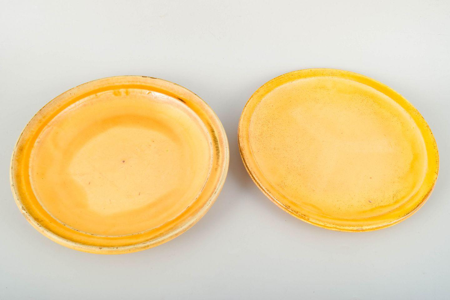I PRODOTTI USATI SONO ESENTI DA TARIFFE DI IMPORTAZIONE PER I CLIENTI STATUNITENSI, BRITANNICI, AUSTRALIANI E CANADESI.   
PERTANTO, AL TUO ACQUISTO NON SI APPLICHERANNO TARIFFE DI IMPORTAZIONE. 

Svend Hammershøi per Kähler, due piatti in ceramica