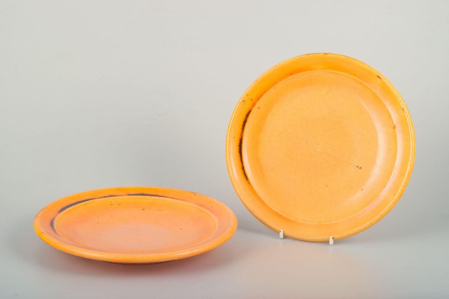 Danois Svend Hammershøi pour Kähler. Deux plats creux émaillés dans les tons jaunes et bruns en vente