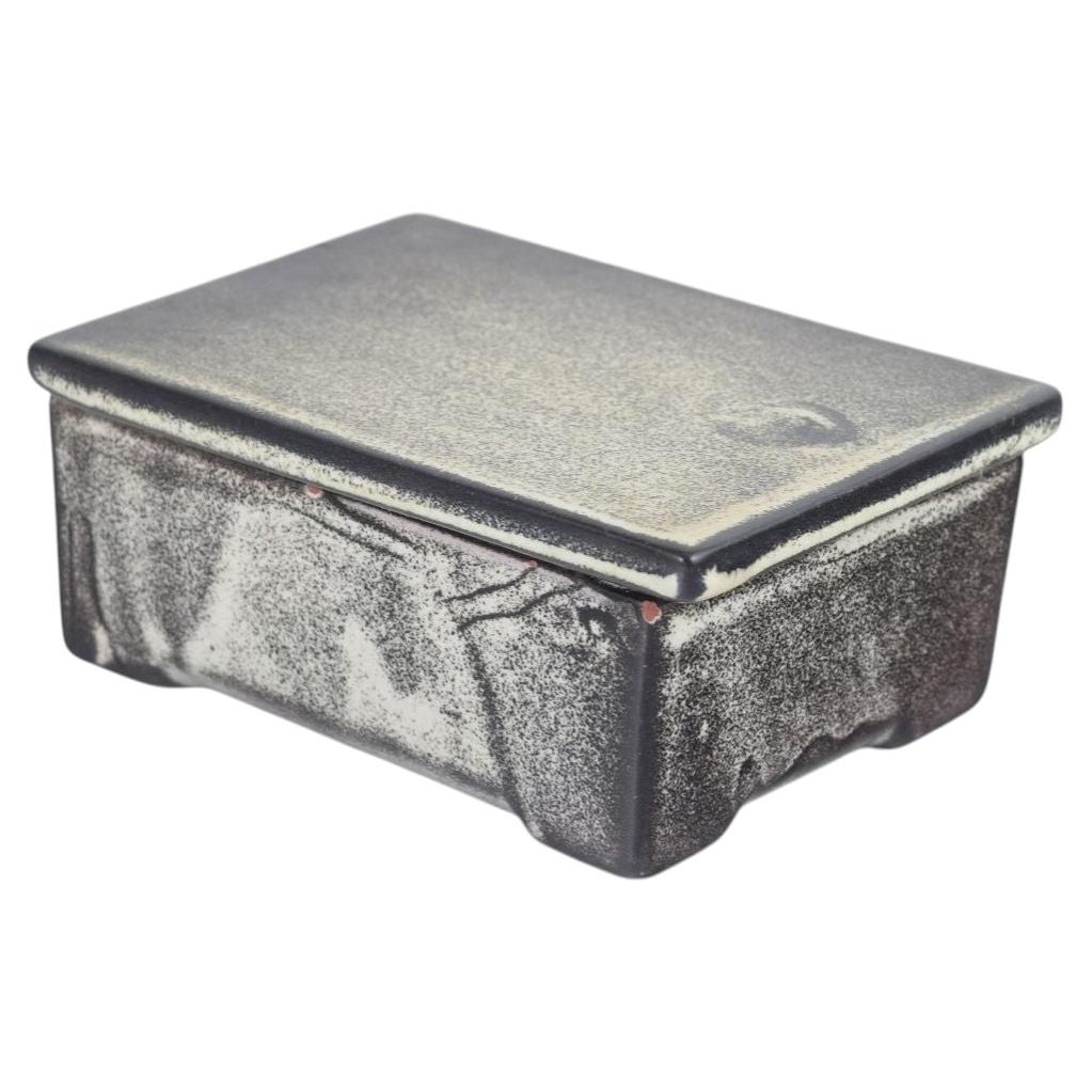 Svend Hammershøi, Kähler. Deckelbox aus Steingut. Graue und schwarze Doppelverglasung.