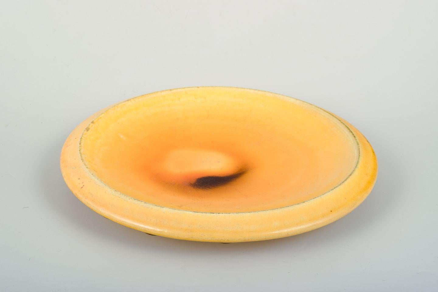 Danois Svend Hammershøi, Kähler. Plat creux en céramique. Émaillé dans des tons jaunes chauds en vente
