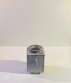 Vase carré Svend Hammershøi en émaux de frêne noir et blanc pour Herman A. Kähler