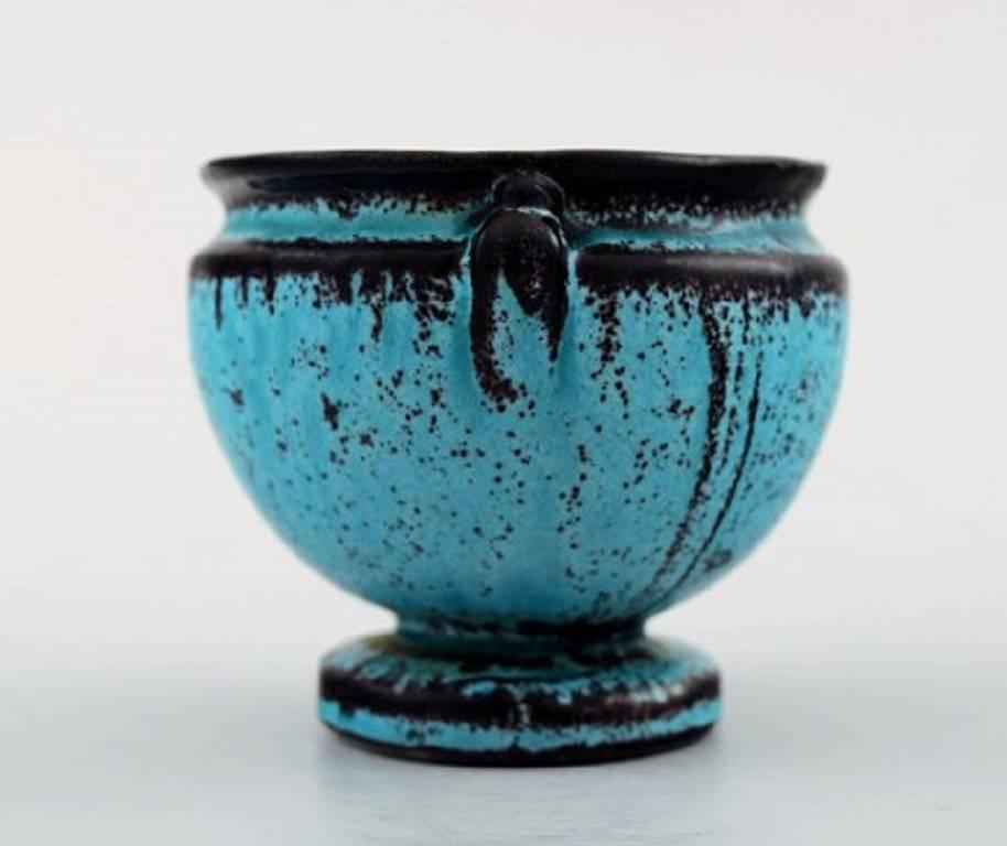 Svend Hammershoi for Kähler, Denmark, glazed stoneware art pottery vase, 1930s.
Designed by Svend Hammershoi.
Turquoise green double glaze.
Measures: 6.5 x 5.5 cm.
Marked.
In perfect condition.