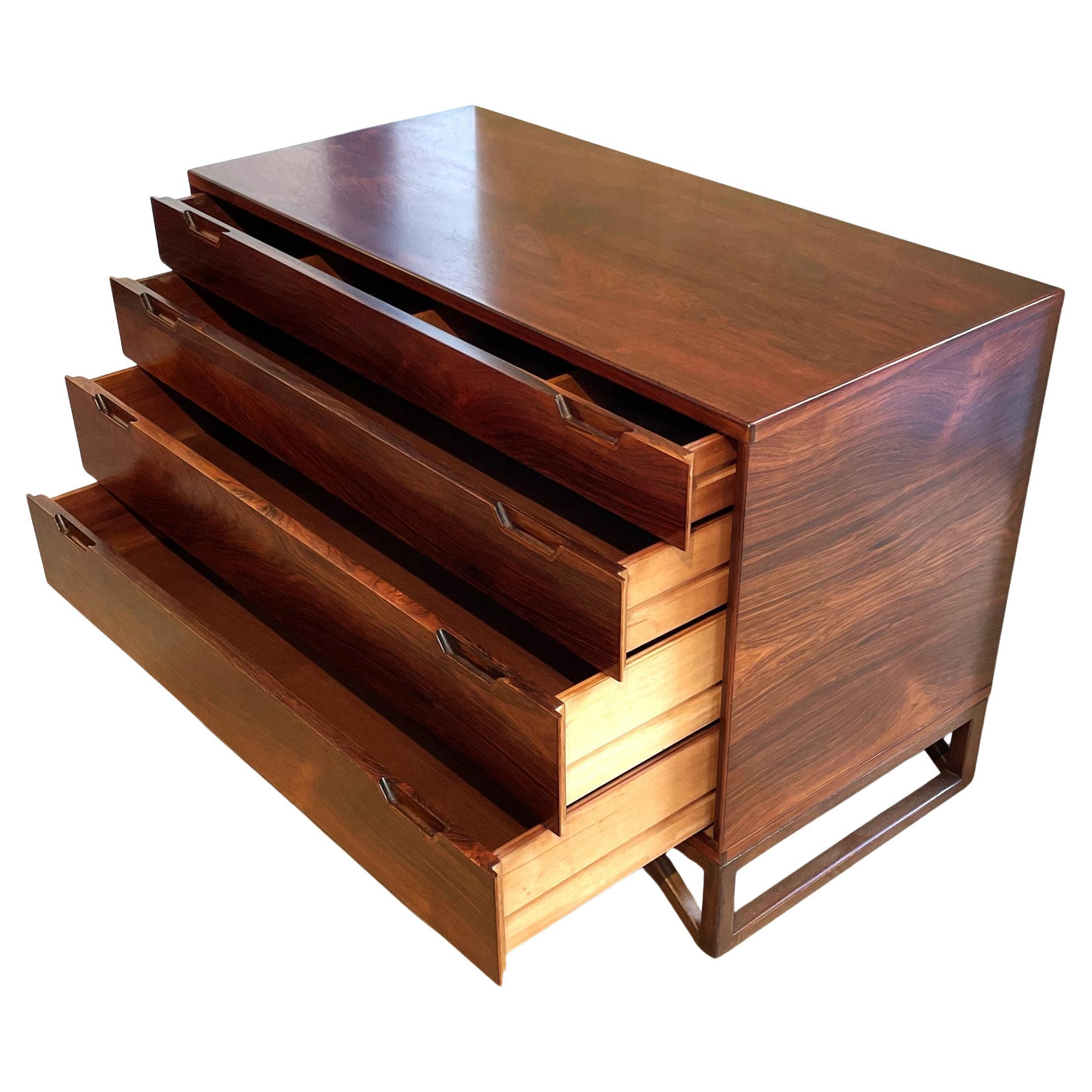 Elegant rosewood chest of drawers produced by Svend Langkilde for his successful 1953 company Langkilde Møbler. Its very high quality finish and refined details such as its beautiful veining, its interior drawers, its Chinese-inspired legs, its