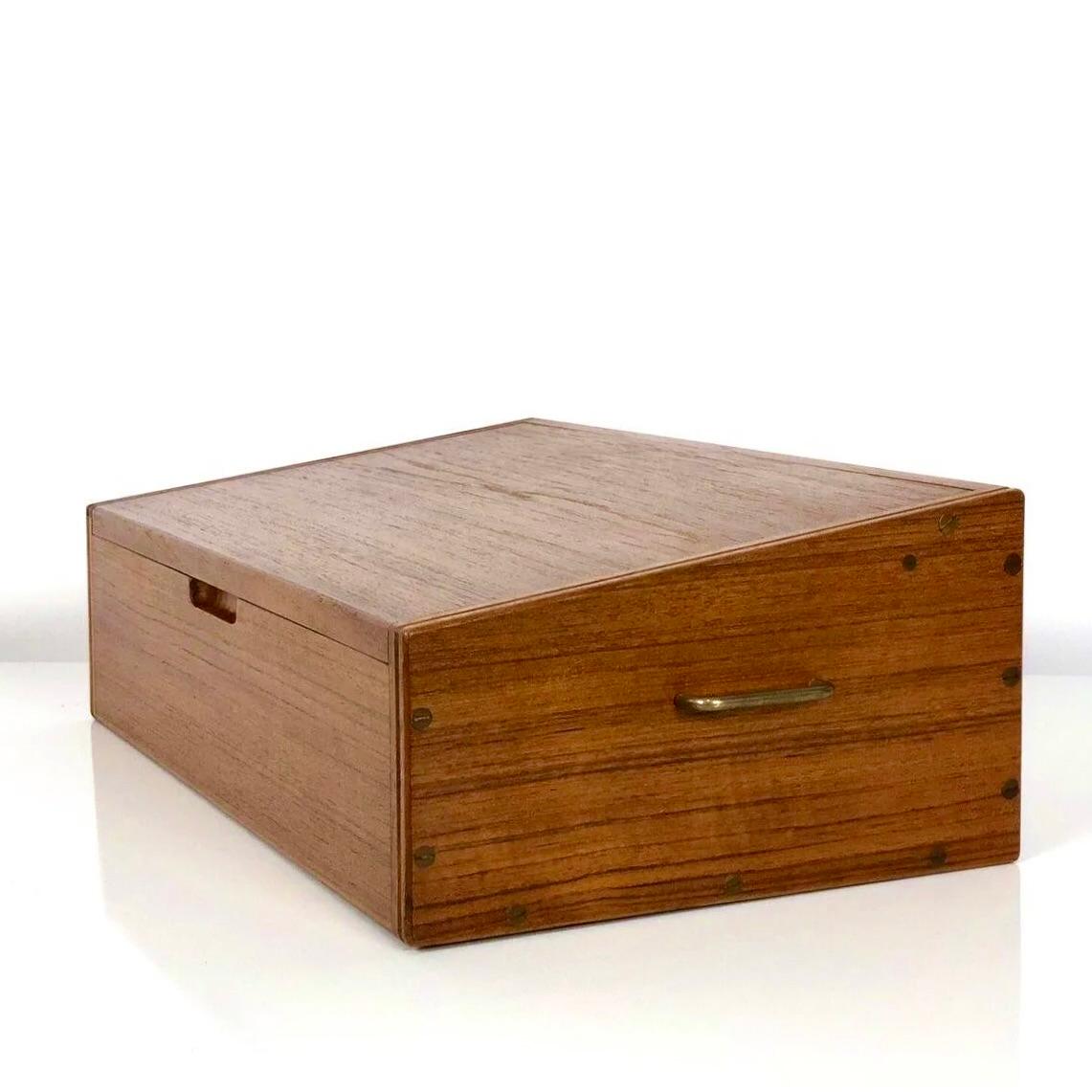 Boîte à bijoux en bois de rose par Svend Langkilde 
Danemark vers les années 1950

Boîte en bois de rose avec poignées en laiton et fermetures apparentes
Le couvercle se soulève pour laisser place à un espace de rangement divisé et à un miroir