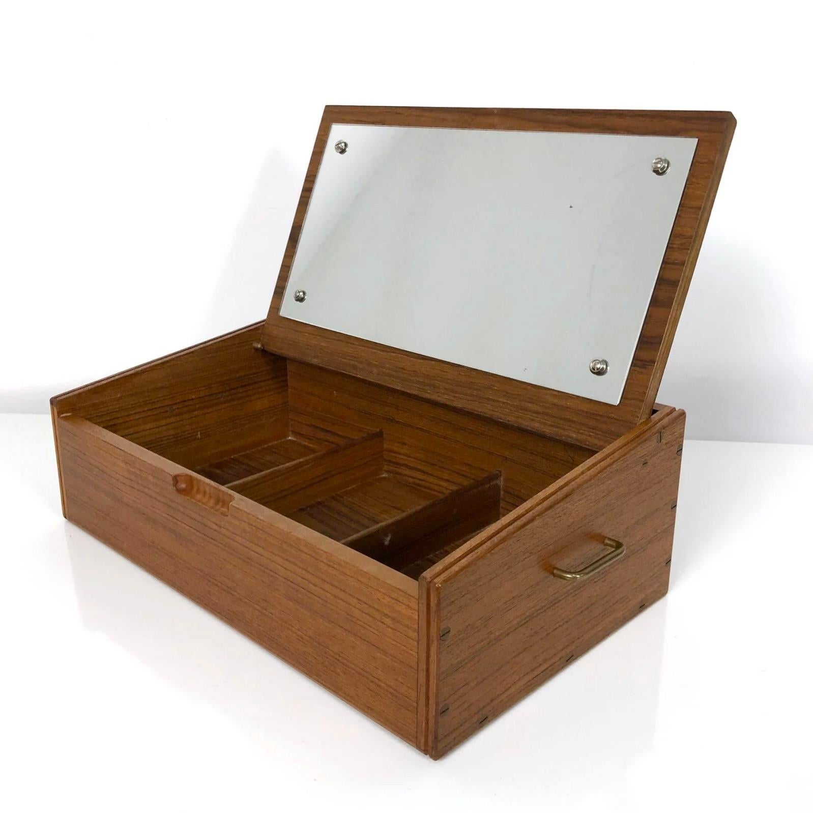 Scandinave moderne Svend Langkilde Boîte à bijoux en palissandre et laiton Danemark vers 1950 en vente