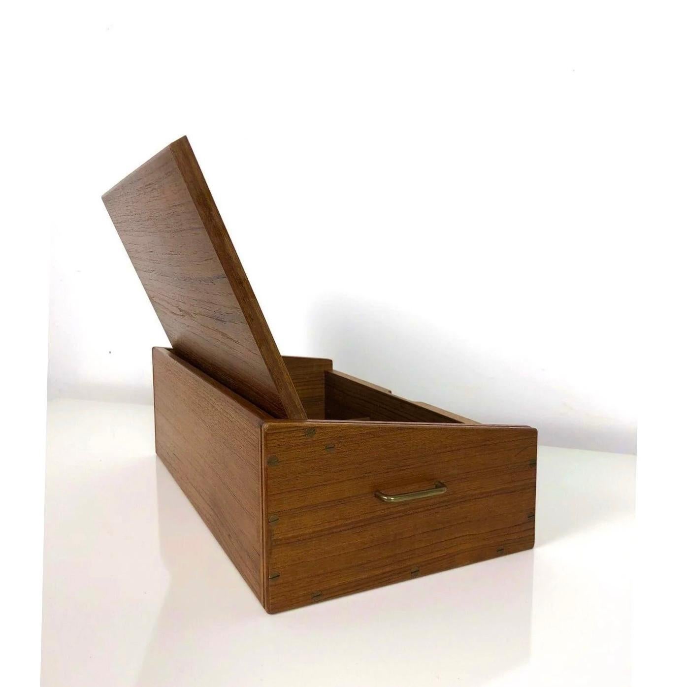 Svend Langkilde Boîte à bijoux en palissandre et laiton Danemark vers 1950 Bon état - En vente à Troy, MI