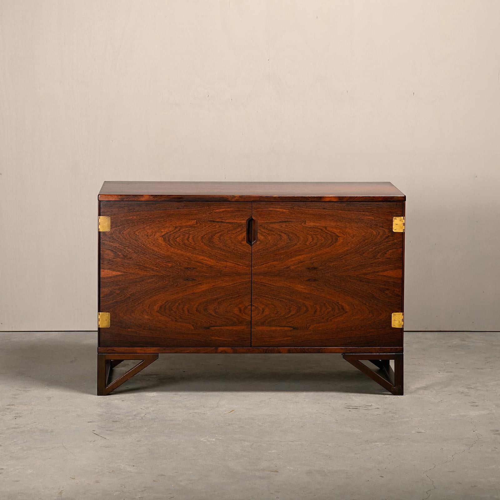 Scandinavo moderno Cabinet in legno di rosa di Svend Langkilde per Illums Bolighus, Danimarca anni '60 in vendita