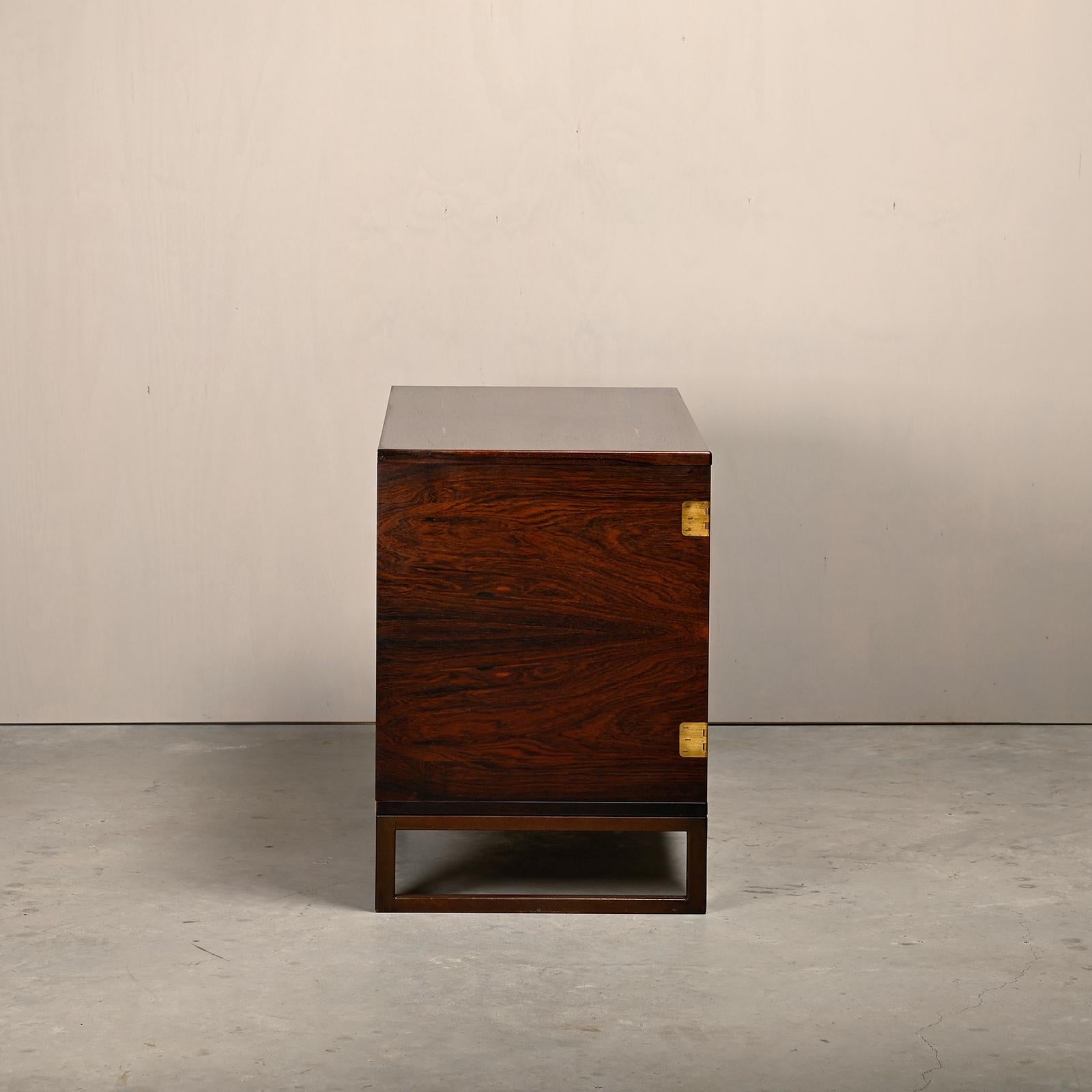 Impiallacciato Cabinet in legno di rosa di Svend Langkilde per Illums Bolighus, Danimarca anni '60 in vendita