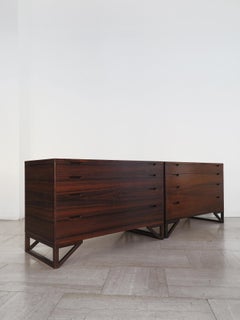 Cómoda de dos cajones de madera oscura de estilo escandinavo de mediados de siglo, de Svend Langkilde, década de los 60