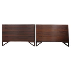 Cómoda de dos cajones de madera oscura de estilo escandinavo de mediados de siglo, de Svend Langkilde, década de los 60