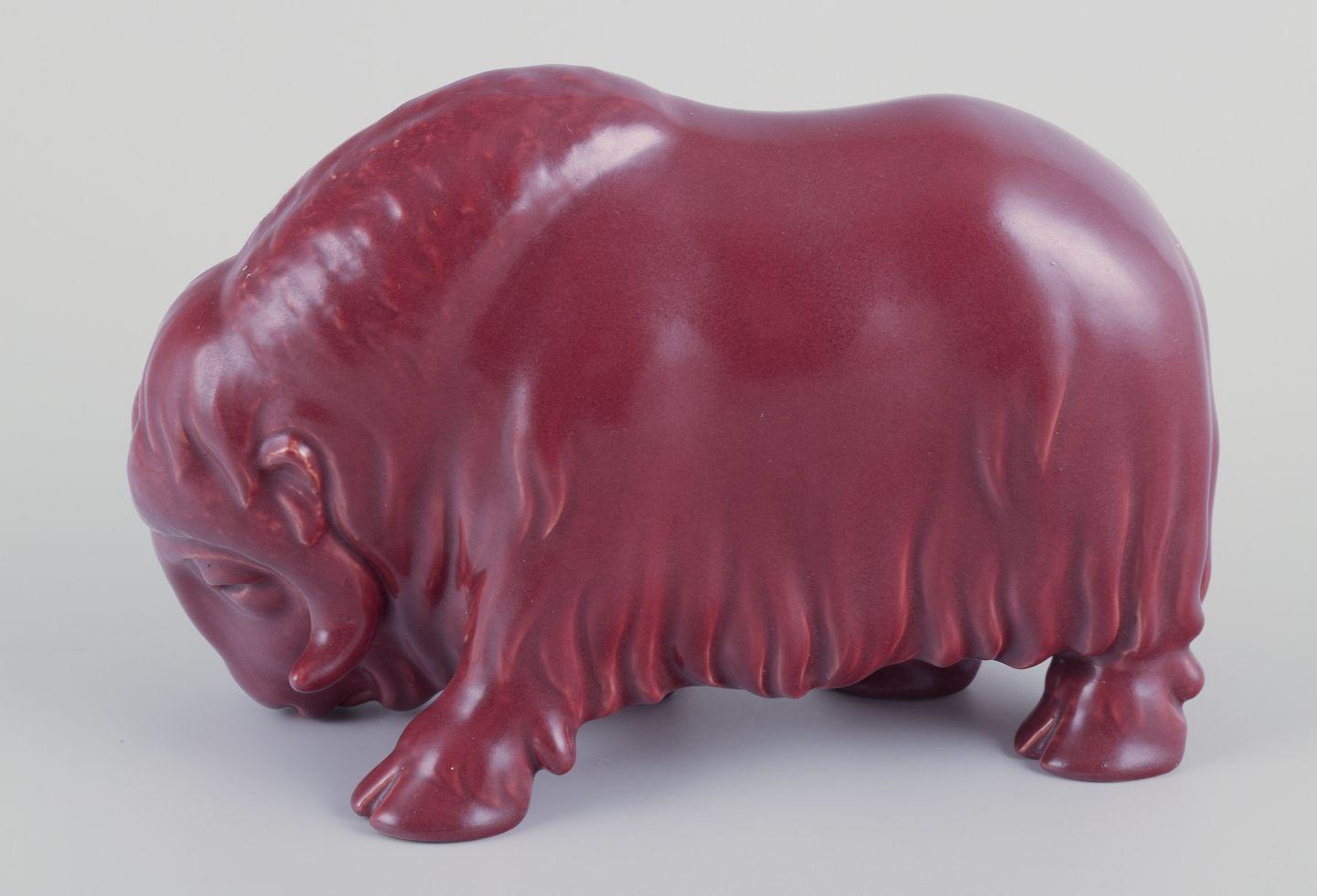 Danois propre atelier de Svend Lindhart (1898-1989) Céramiste danois. Muskox en céramique en vente