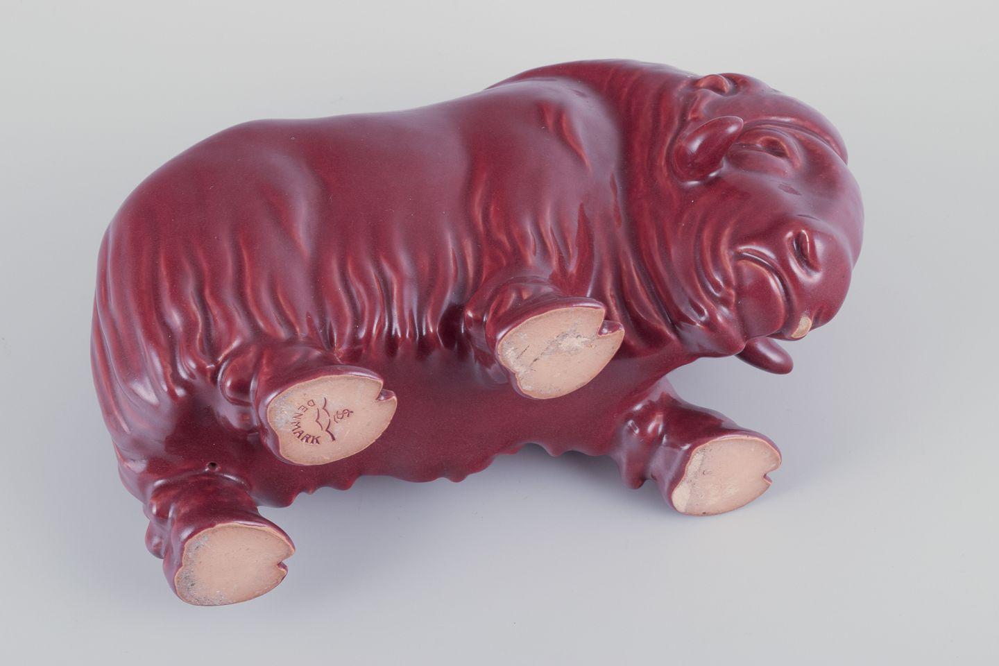 Vernissé propre atelier de Svend Lindhart (1898-1989) Céramiste danois. Muskox en céramique en vente