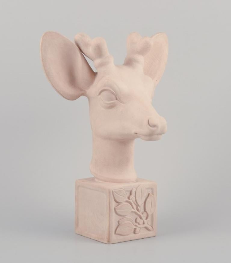 Svend Lindhart (1898-1989), Danimarca.
Grande scultura di una testa di cervo su un basamento.
Ceramica fatta a mano. Smalto color crema chiaro.
Firmato e datato 1944.
Condizioni perfette.
Dimensioni: Altezza 33,5 cm. x larghezza 25,0 cm.
