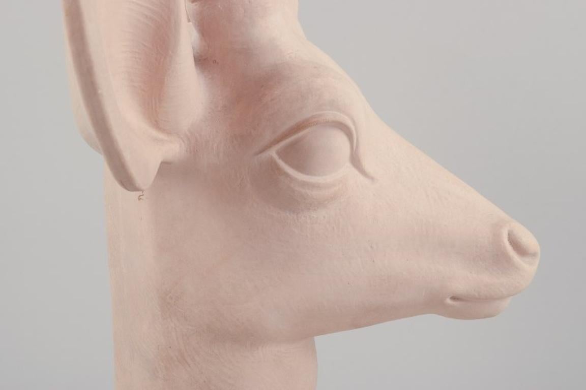 Smaltato Svend Lindhart, Danimarca. Grande scultura di una testa di cervo su un basamento. in vendita