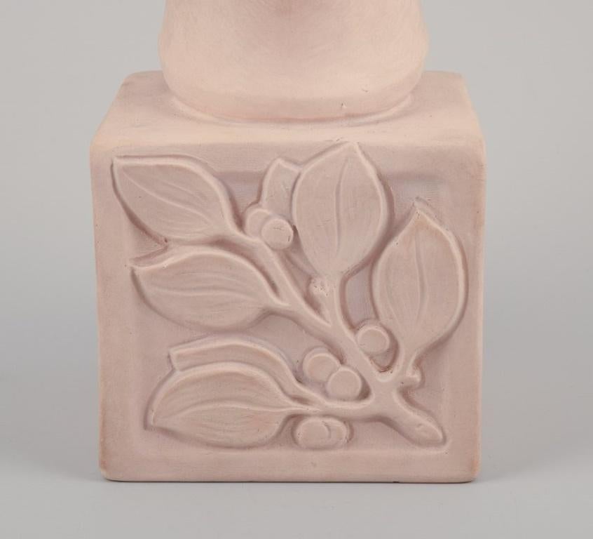 Ceramica Svend Lindhart, Danimarca. Grande scultura di una testa di cervo su un basamento. in vendita