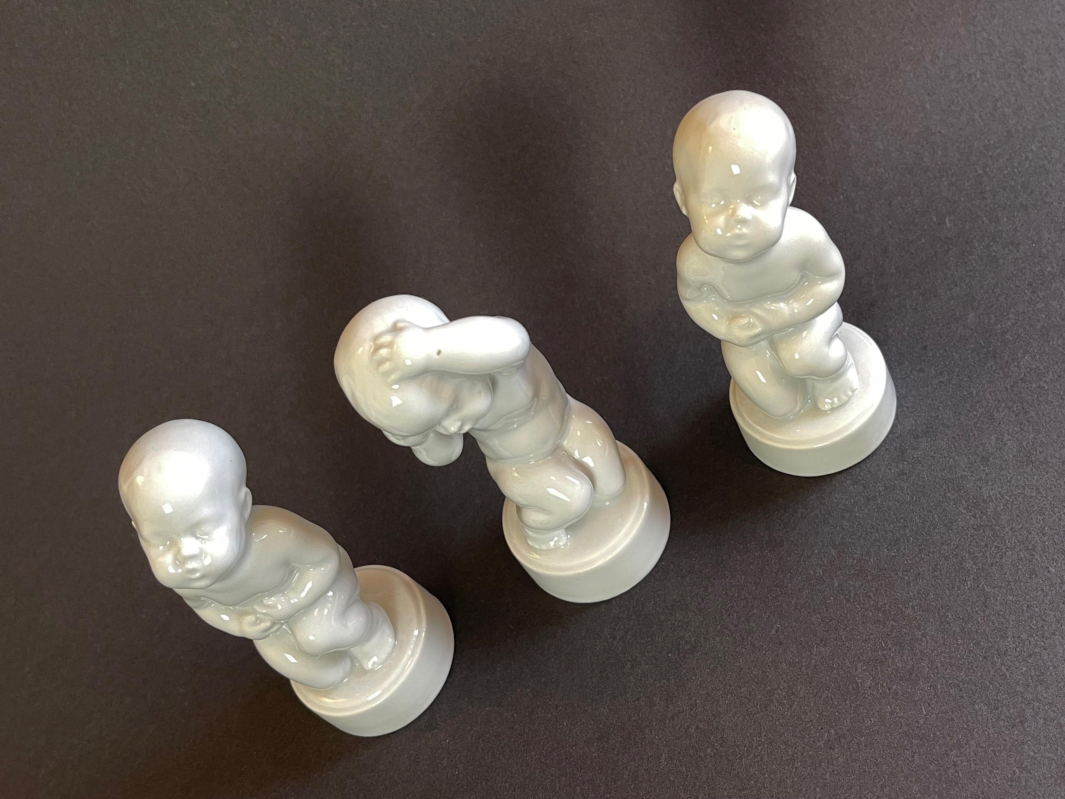 Un bellissimo set di tre figurine di bambini tipiche di Svend Lindhart.
Bellissimo Blanc De Chine per Bing & Grøndahl, Danimarca.
Svend Lindhart è un rinomato esperto di  artista noto per il suo stile squisito e umoristico nella scultura.

Ecco due