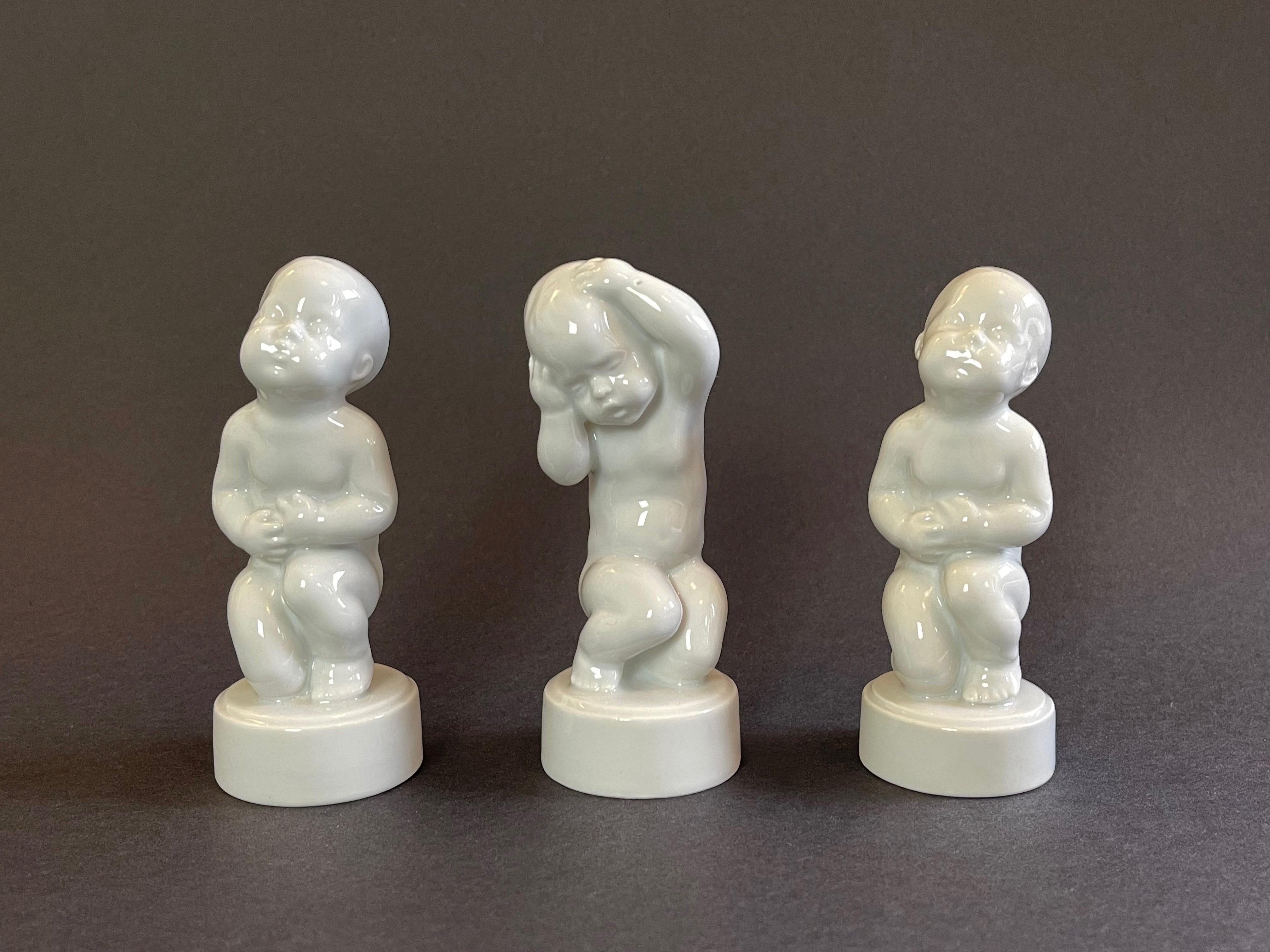 XX secolo Svend Lindhart per Bing & Grøndahl, 3 statuette Blanc De Chine, Danimarca, anni 1948-80 in vendita