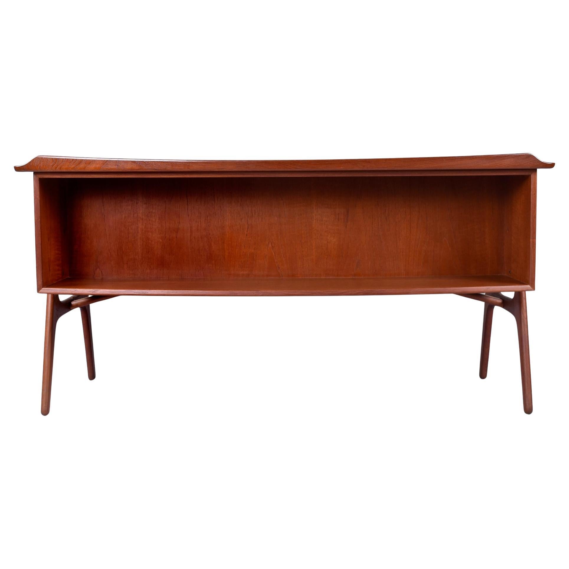 L'essenza dell'eleganza danese moderna definisce questa scrivania scultorea in teak, concepita nei primi anni '60 dall'architetto-designer Svend Åge Madsen per Sigurd Hansen Møbelfabrik. Intitolato SH-180, il modello fonde armoniosamente una