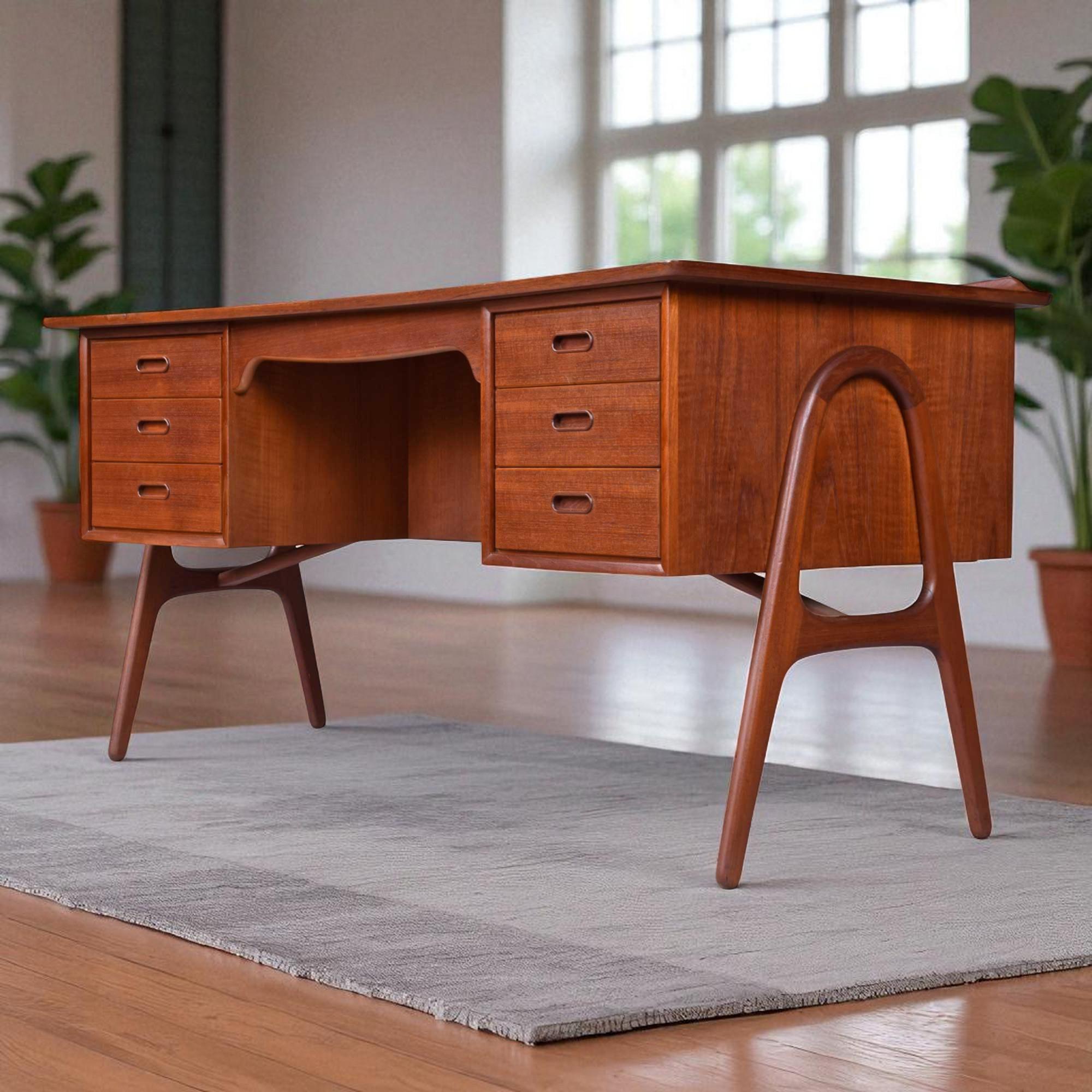 Mid-Century moderno Svend Madsen Scrivania danese in teak con piano curvo e mobile libreria in vendita
